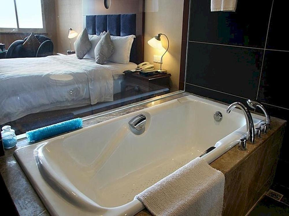 Rong Impression International Hotel Чънду Екстериор снимка